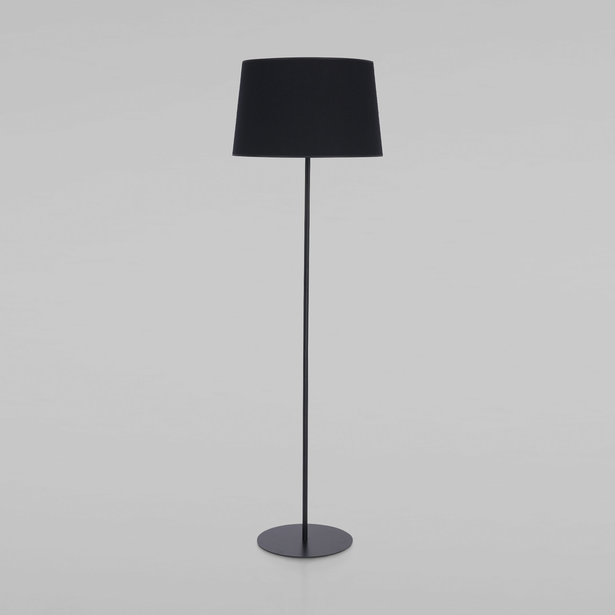 napolnyy-svetilnik-s-tkanevym-abazhurom-2920-maja-black-a059603-0001.jpg Напольный светильник 2920 Maja Black — изображение 1