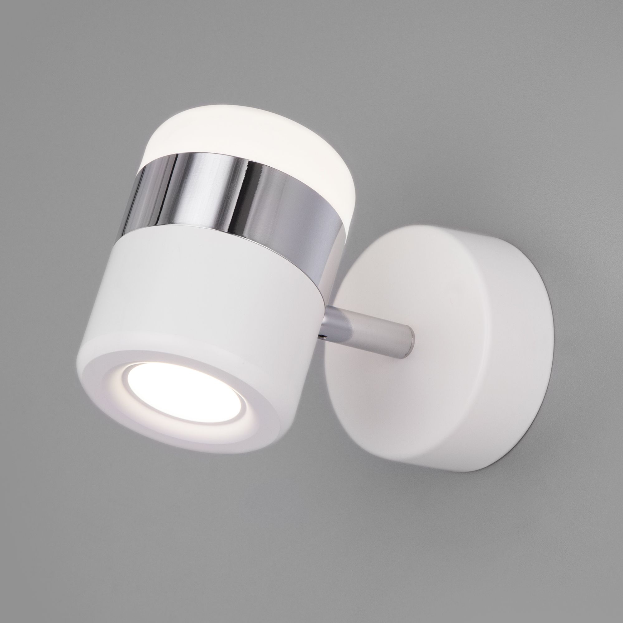 nastennyy-svetodiodnyy-svetilnik-v-stile-minimalizm-20165-1-led-khrom-belyy-a045464-0001.jpg Настенный светодиодный светильник 20165/1 LED хром/белый — изображение 1