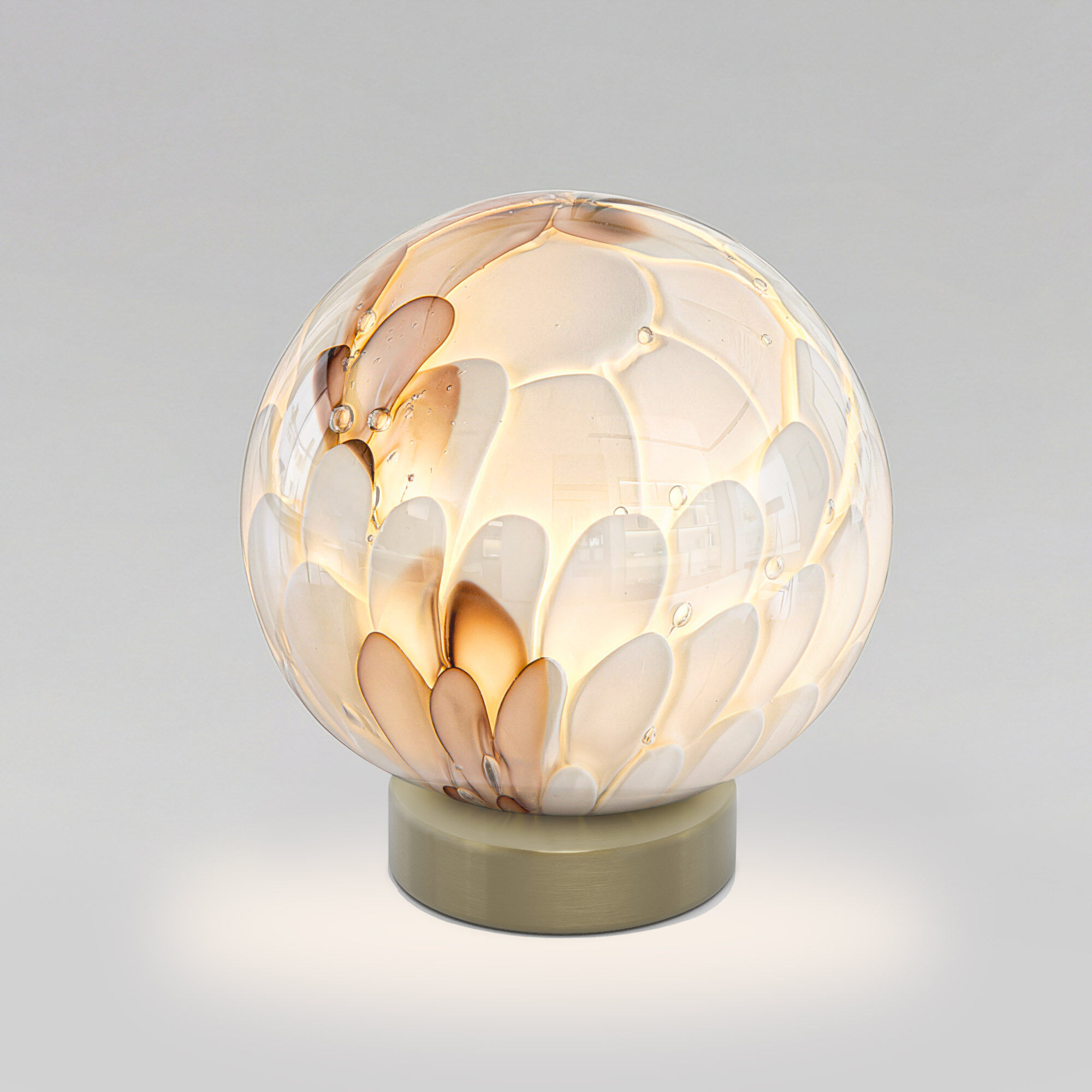 nastolnaya-lampa-so-steklyannym-plafonom-ruchnoy-raboty-1-102-a072034_0001.jpg Սեղանի լամպ ապակե պլաֆոնով ռուժնոյ ռաբոտը 1_102 - Image 1