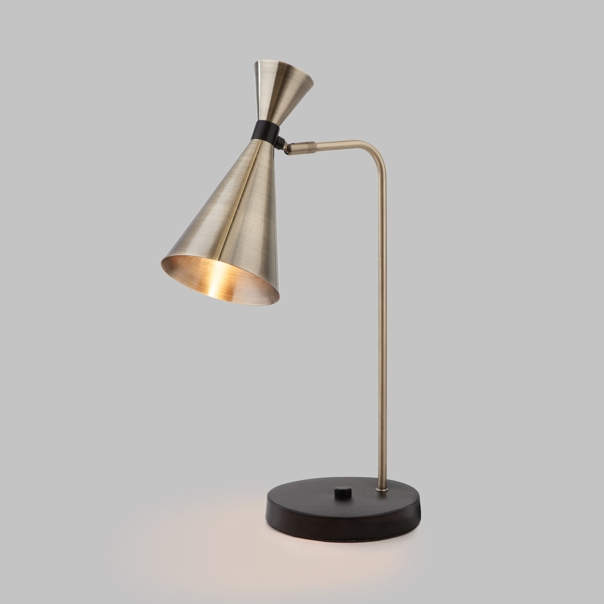 nastolnaya-lampa-v-stile-loft-01109-1-latun-chernyy-a058040-0001.jpg Настольная лампа в стиле лофт 01109/1 латунь / черный — изображение 1