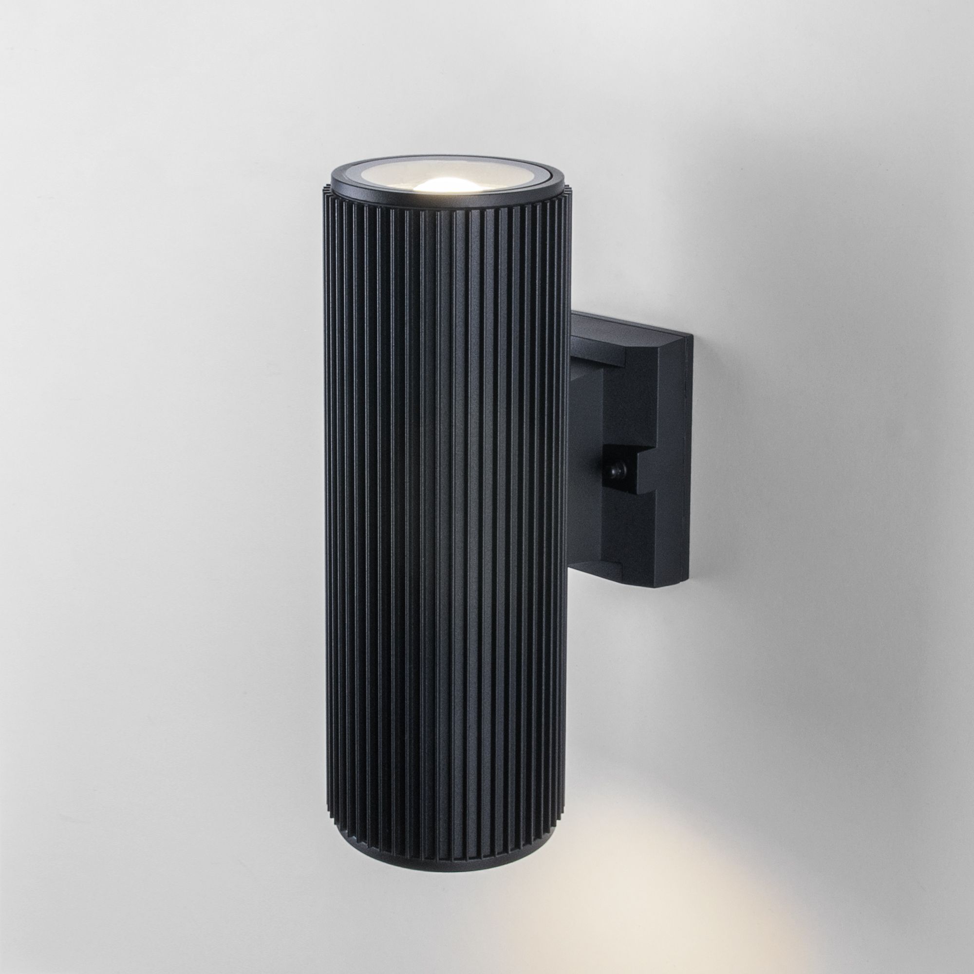 ulichnyy-nastennyy-svetilnik-strict-ip54-1403-techno-chernyy-a033490-0001.jpg Ուլիժնըյ պատային լուսատու Strict IP54 1403 Techno ժեռնըյ - Image 1