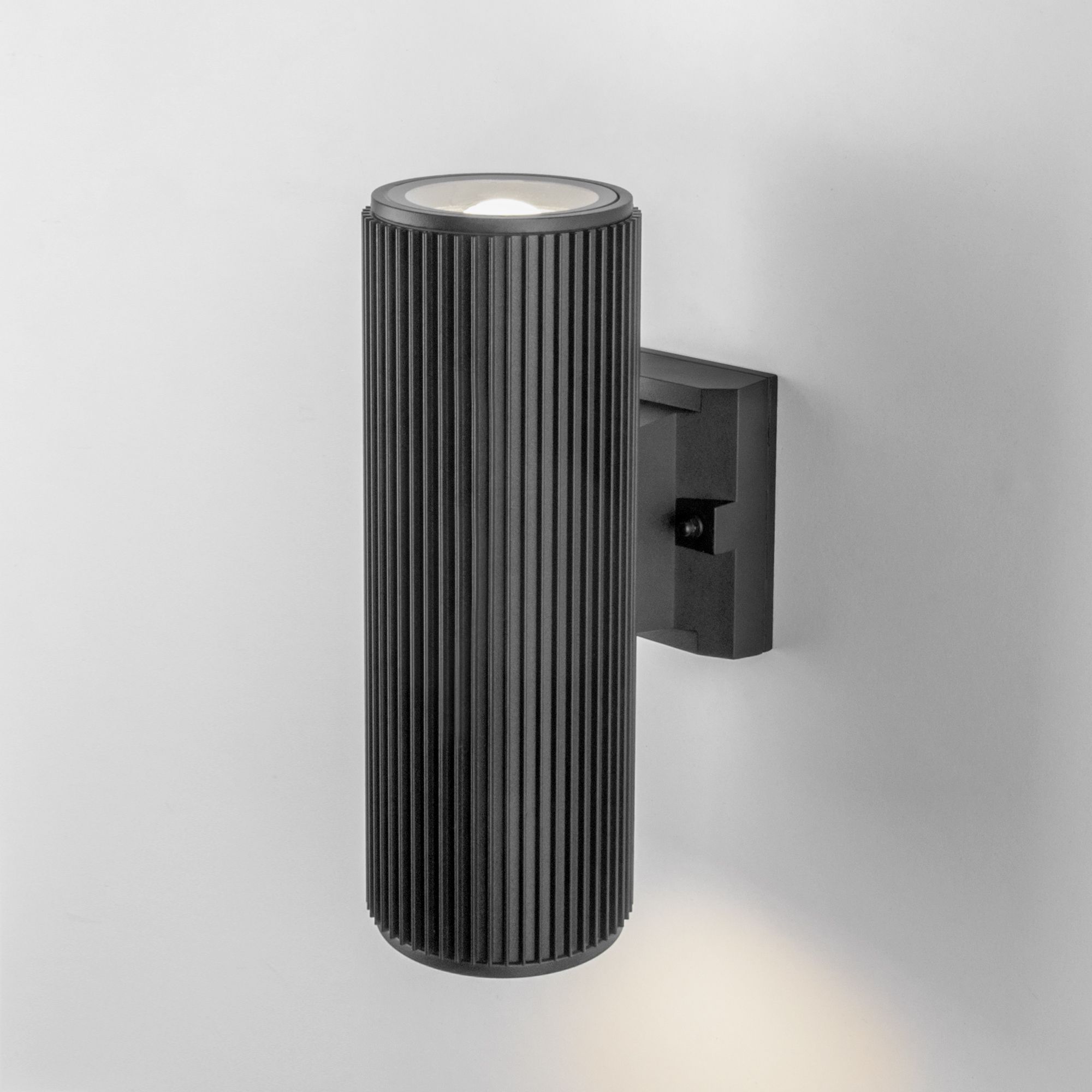 ulichnyy-nastennyy-svetilnik-strict-ip54-1403-techno-seryy-a032624-0001.jpg Уличный настенный светильник Strict IP54 1403 Techno серый — изображение 1